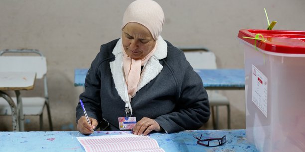 Un membre de la commission electorale travaille dans un bureau de vote a tunis[reuters.com]