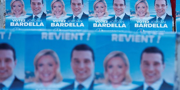 Affiches des elections europeennes du parti d'extreme droite francais, le rassemblement national (rn)[reuters.com]