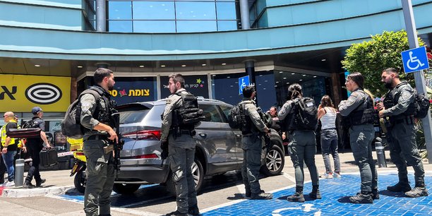 La police des frontieres israelienne devant un centre commercial apres une attaque a l'arme blanche a karmiel[reuters.com]