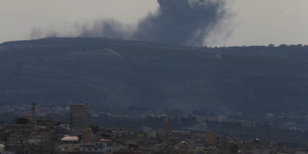 De la fumee s'eleve du cote libanais pres de la frontiere avec israel, vue de tyr[reuters.com]