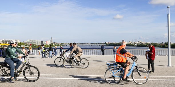 Les cyclistes bénéficient d'une piste de quatre mètres de large sur le nouveau pont Simone Veil.
