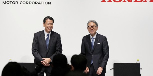 Makoto uchida, pdg de nissan motor, et toshihiro mibe, pdg de honda motor, participent a une conference de presse a tokyo[reuters.com]