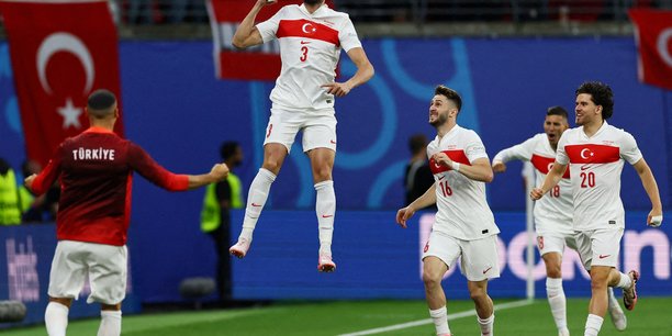 Le footballeur turc merih demiral fete son premier but avec ismail yuksek et ferdi kadioglu lors du match de l'euro 2024 contre l'autriche[reuters.com]