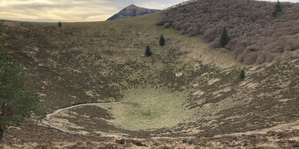 A cause de la surfréquentation touristique, le cratère du puy de Pariou, rendu célèbre par la publicité de Volvic, est désormais inaccessible aux marcheurs.