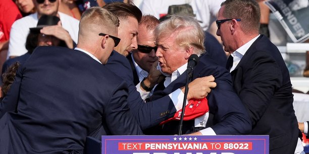 Donald Trump s'est relevé, entouré par les agents qui l'ont escorté de l'estrade jusqu'à sa voiture.