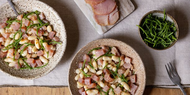 La salade de haricots blancs au thon fumé et à la salicorne.