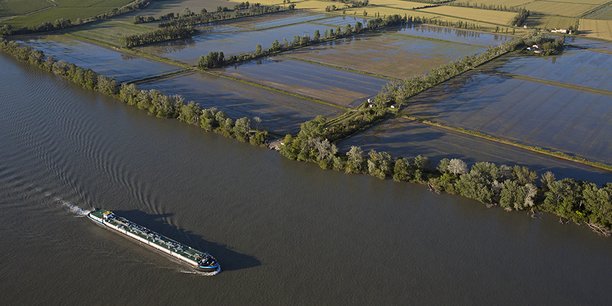 Péniche sur le Rhône en crue.