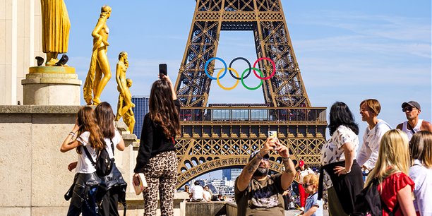 Les anneaux olympiques sur la tour Eiffel, depuis l’esplanade du Trocadéro.