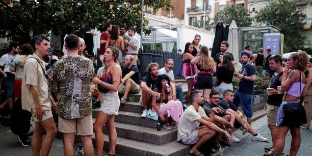 Photo de fichier : des touristes et des residents boivent dans une rue du quartier de gracia pendant la canicule de l'ete, a barcelone[reuters.com]