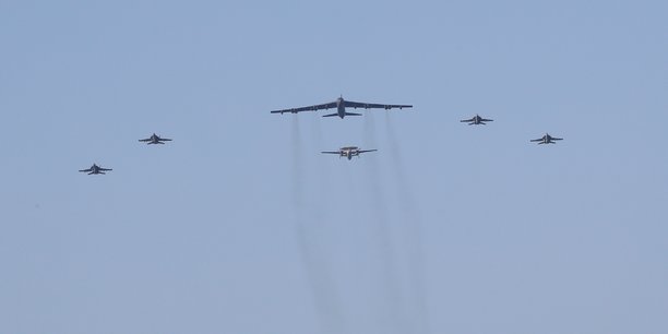 Le porte-avions americain abraham lincoln (cvn 72) et un b-52h stratofortress de l'armee de l'air americaine, deployes dans la region, effectuent des exercices conjoints en mer d'arabie.[reuters.com]