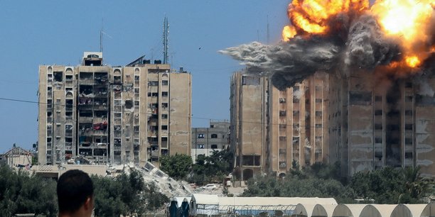 Explosion suite a une frappe aerienne israelienne sur un immeuble residentiel, dans le cadre du conflit entre israel et le hamas, a nuseirat.[reuters.com]