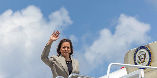 Usa asepresident kamala harris astub air force two pardale, kui ta lahkub pope'i sojavae lennuvaljalt parast kampaaniat fayetteville'is, pohja-carolinas, usas,[reuters.com]