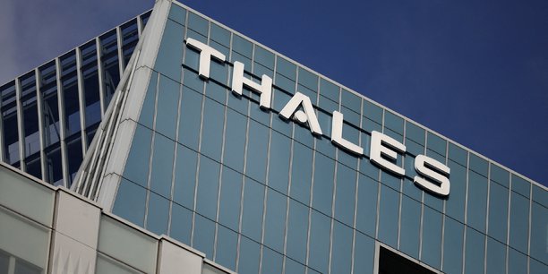 Le logo de thales dans le quartier d'affaires de la defense[reuters.com]