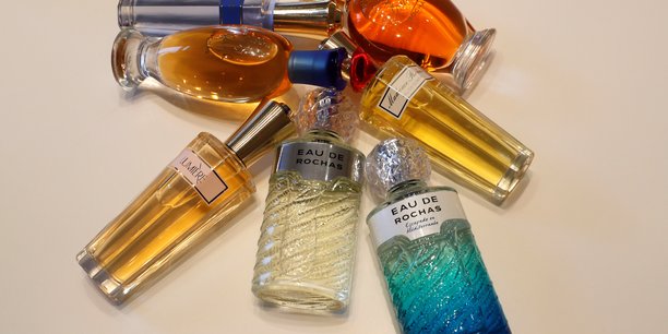 Des flacons de parfums rochas sont exposes dans les bureaux du fabricant de parfums interparfums a paris[reuters.com]