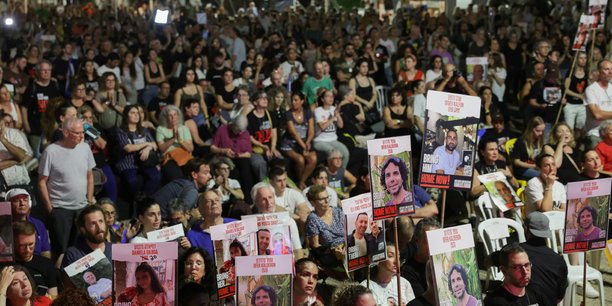 Les israeliens et les familles d'otages regardent une retransmission du discours du premier ministre israelien benjamin netanyahu au congres[reuters.com]