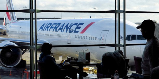 Photo d'archives: des passagers attendent un vol air-france[reuters.com]