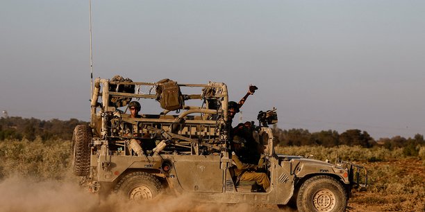 Des soldats israeliens se deplacent dans un vehicule militaire[reuters.com]