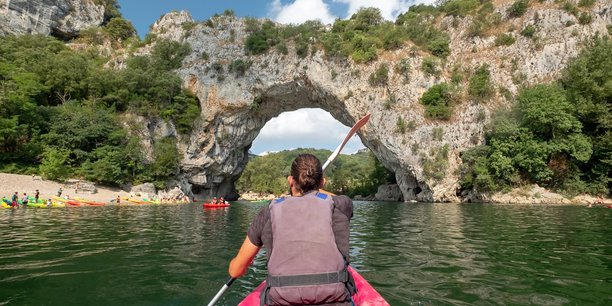 Assimilé à un « bison futé » de la descente en canoé, le dispositif « Canoé Malin » a été déployé en 2023 afin de recueillir de la donnée sur la fréquentation des gorges de l'Ardèche.