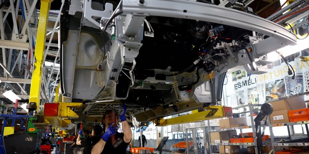 Des employes travaillent sur la chaine de montage automobile des vehicules renault trafic[reuters.com]