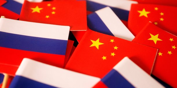 Les drapeaux de la chine et de la russie[reuters.com]