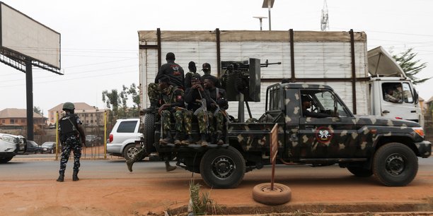 Des officiers de l'armee nigeriane devant la banque centrale du nigeria (cbn)[reuters.com]