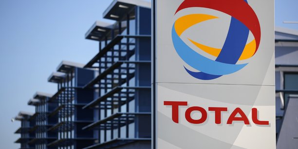 Logo du geant petrolier francais total devant la raffinerie de petrole de donges[reuters.com]