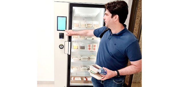 Le Catalan Florian Zaragoci est chargé du développement des frigos « My Cantine », 
gros réfrigérateur vitré, équipé d'un écran d'ordinateur et d'un terminal de paiement.