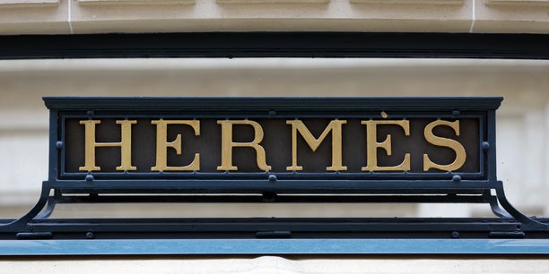 Une enseigne hermes devant l'un des magasins parisiens du groupe[reuters.com]