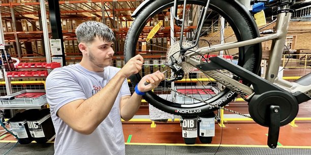 L'assemblage des vélos Moustache Bikes s'effectue sur quatre lignes de production dans les Vosges. L'entreprise compte 200 salariés.