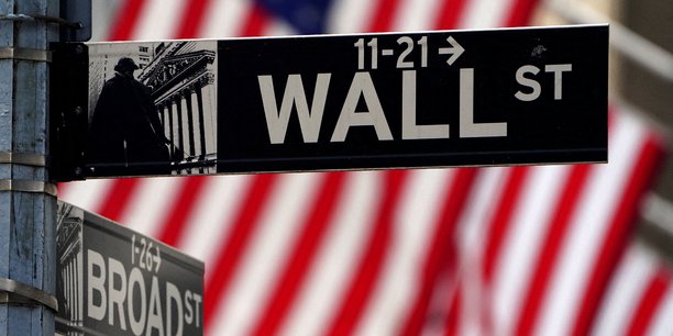 Un panneau indiquant wall street a new york[reuters.com]