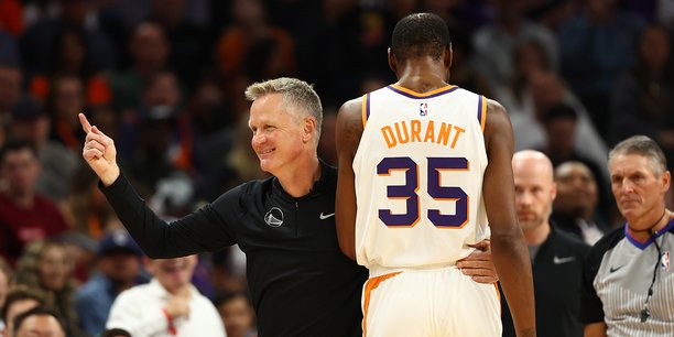 Steve Kerr et Kevin Durant lors d’un match NBA entre Phoenix et Golden State, en novembre 2023.