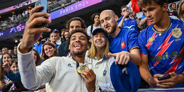 Jordan Sepho, médaillé d’or au rugby à 7, avec le public du Stade de France.