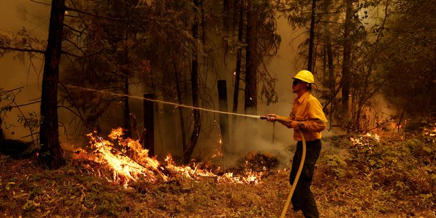 Un pompier intervient a lyonsville, californie,[reuters.com]