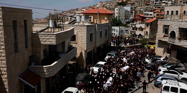 Procession des cercueils lors des funérailles d'enfants qui ont été tués sur un terrain de football au Golan par une roquette tirée du Liban.