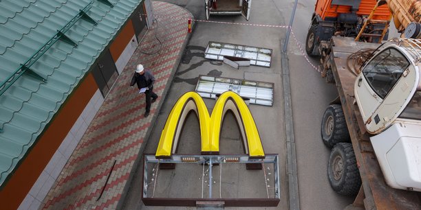 Llogo de mcdonald's dans la ville de kingisepp en russie[reuters.com]