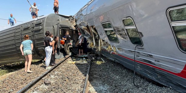 Un train a deraille apres une collision avec un camion en russie[reuters.com]