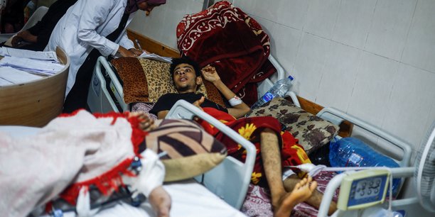 Un palestinien sur un lit d'hopital nasser dans le sud de la bande de gaza[reuters.com]