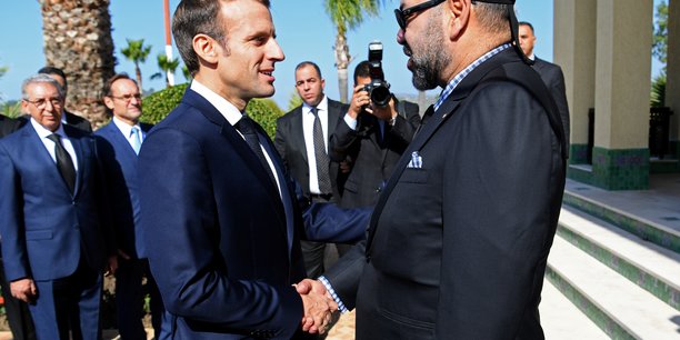 Photo d'archives: emmanuel macron serre la main du roi du maroc mohammed vi a l'aeroport de tanger[reuters.com]