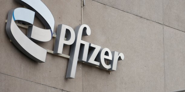 Un logo pfizer[reuters.com]