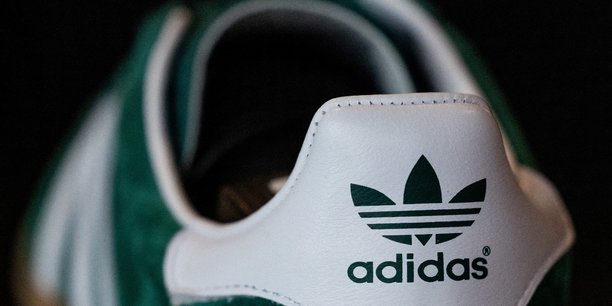 Une paire de baskets adidas dans un magasin a berlin[reuters.com]