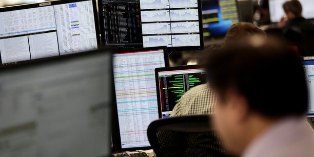 Les traders travaillent en salle des marches de l'indice ig[reuters.com]