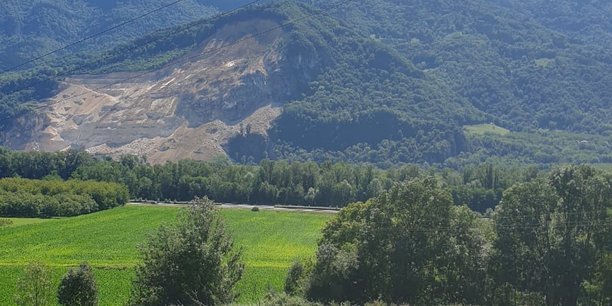 L'éboulement exceptionnel, qui a touché jeudi dernier la route départementale D1532 au niveau de la commune de la Rivière, aurait provoqué la chute de près d'un million de mètres cubes de terre, de roches et de gravats, selon les dernières estimations du Département de l'Isère.