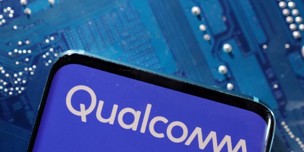 Un smartphone avec un logo qualcomm affiche pose sur une carte mere d'ordinateur[reuters.com]