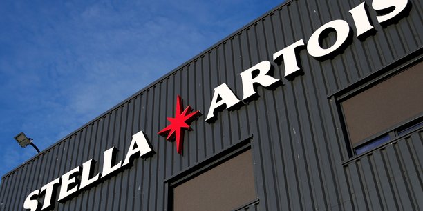 Le logo stella artois a la brasserie anheuser-busch inbev de louvain[reuters.com]