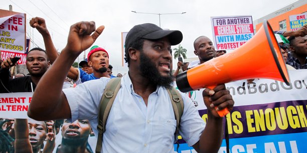 Les nigerians manifestent contre les difficultes economiques[reuters.com]