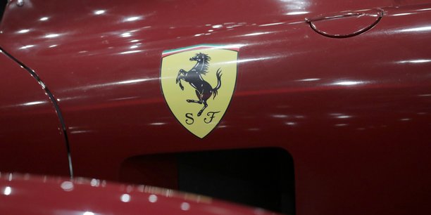 Le logo deferrari photographie lors de l'inauguration de l'exposition ferrari a monaco[reuters.com]