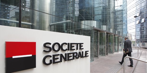 Un employe entre dans le siege de la societe generale, a la defense[reuters.com]