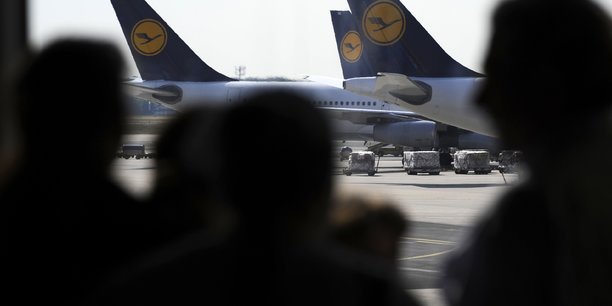 La silhouette de passagers pres d'avions de lufthansa a l'aeroport de francfort[reuters.com]