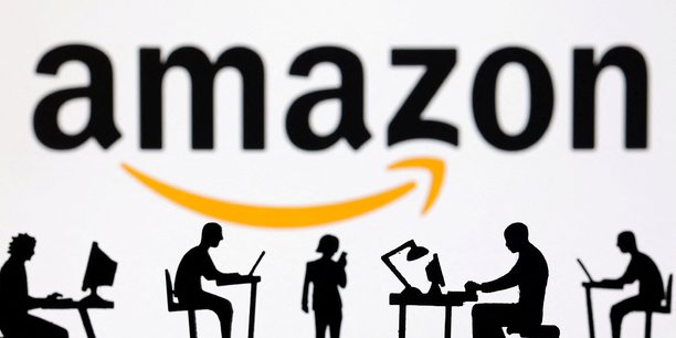 Des figurines avec des ordinateurs et des smartphones devant le logo d'amazon[reuters.com]