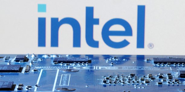 Le logo d'intel a cote d'une carte mere d'ordinateur[reuters.com]